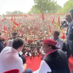 फूलपुर में Akhilesh Yadav और Rahul Gandhi की रैली में उमड़ा जनता का हुजूम, अव्यवस्था के कारण भाषण नहीं दे सके दोनों नेता